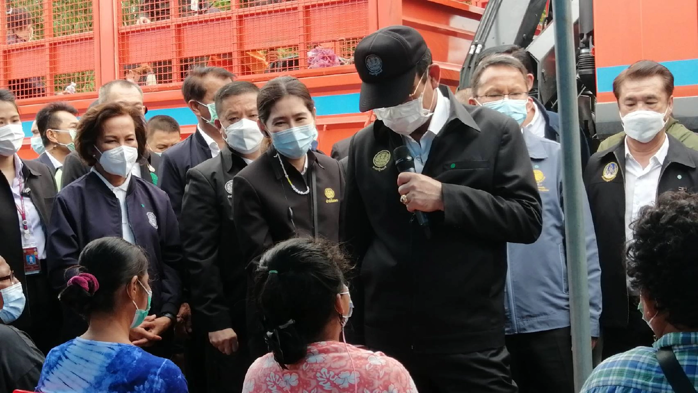 นายกฯลงพื้นที่น้ำท่วมสุโขทัย-ลั่น "สู้ไปด้วยกัน"