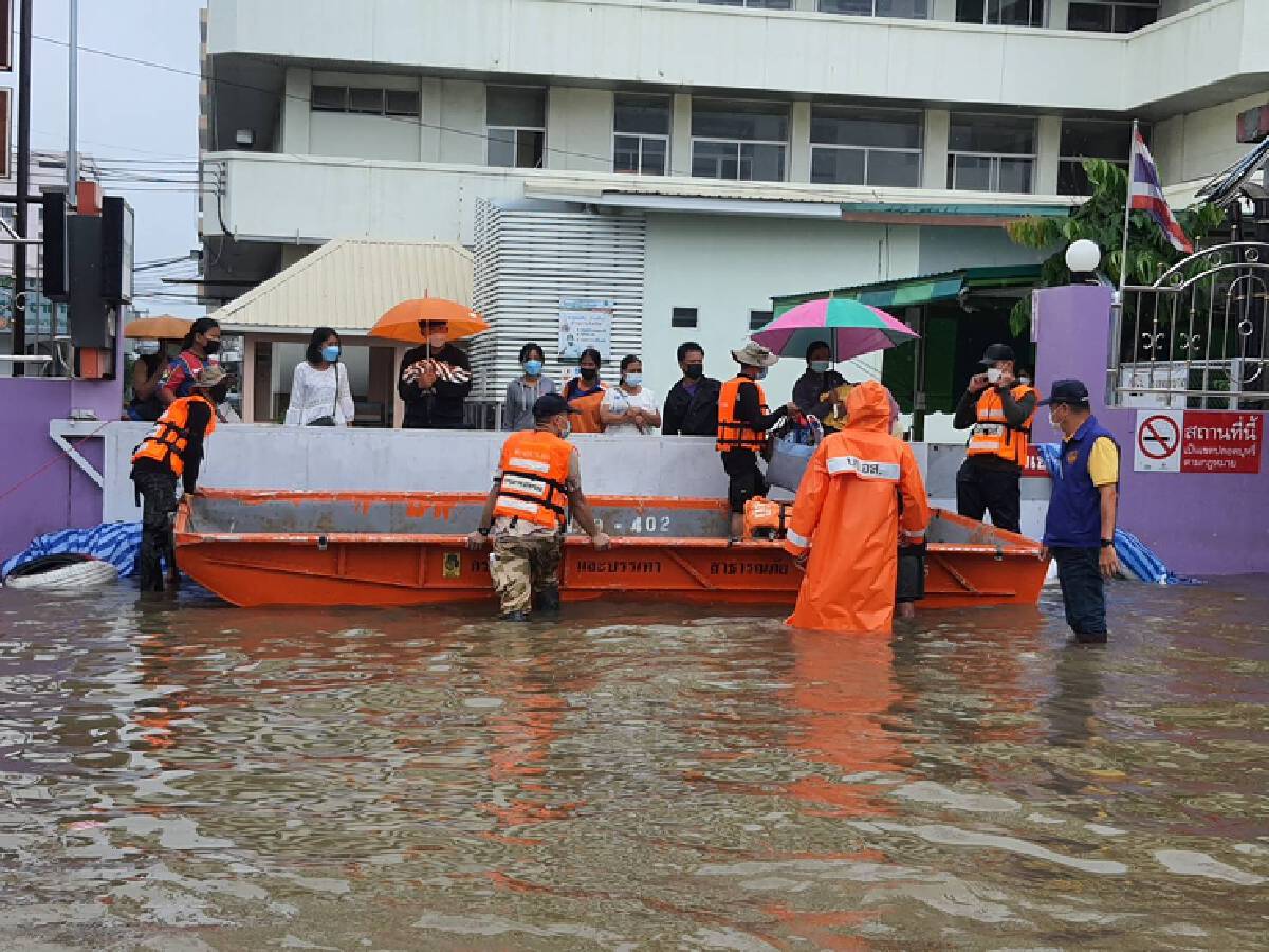 แจ้งเตือน ปชช.กลางเมืองชัยภูมิเก็บของขึ้นที่สูง คาดน้ำมาอีกคืนนี้