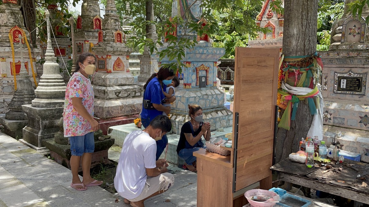 คึกคัก ประชาชนนำของถวายไอ้ไข่ วัดนิเทศน์ราษฎร์ประดิษฐ์คลอง 13