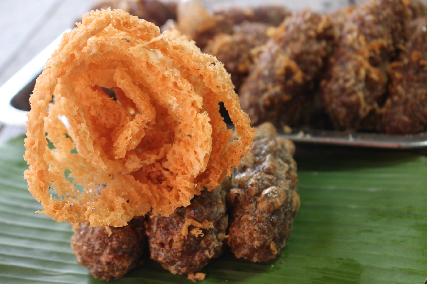 ต่อคิวซื้อ"ข้าวเม่าทอด"งานประเพณีบุญเดือนสิบ ปิดทองหลวงพ่อปั้น