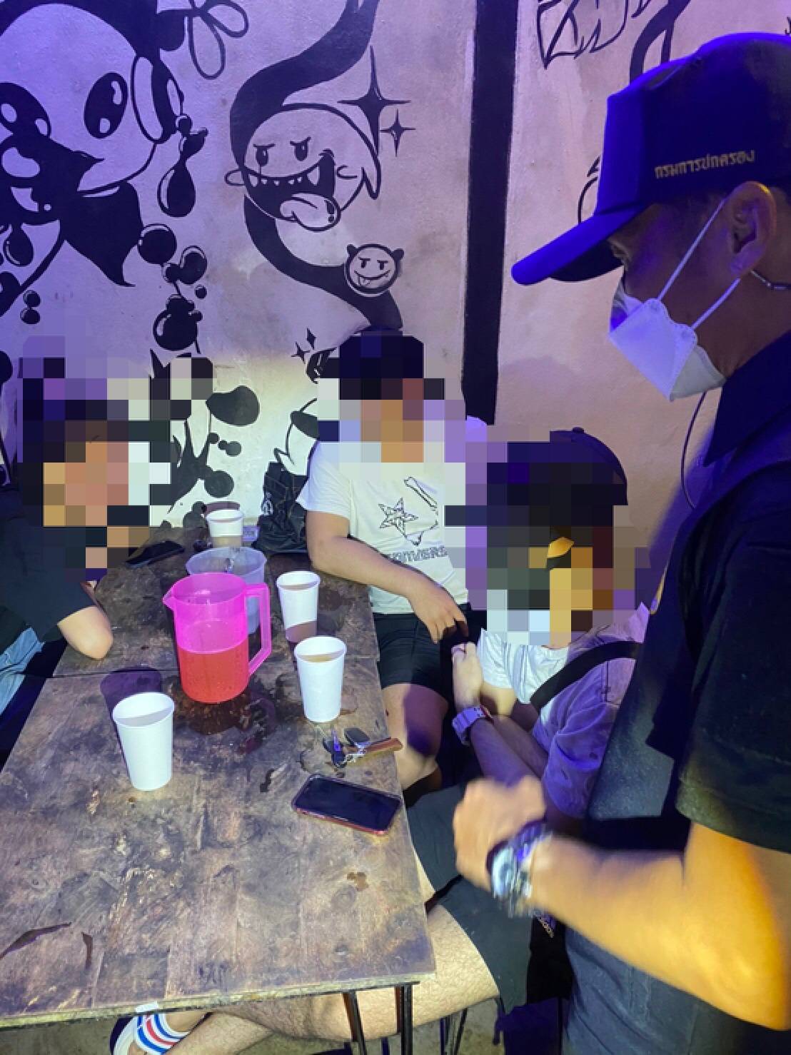 นายอำเภอสั่งลุย บุกจับร้านแอบขายสุราใส่แก้วทึบให้ลูกค้านั่งดื่มในร้าน