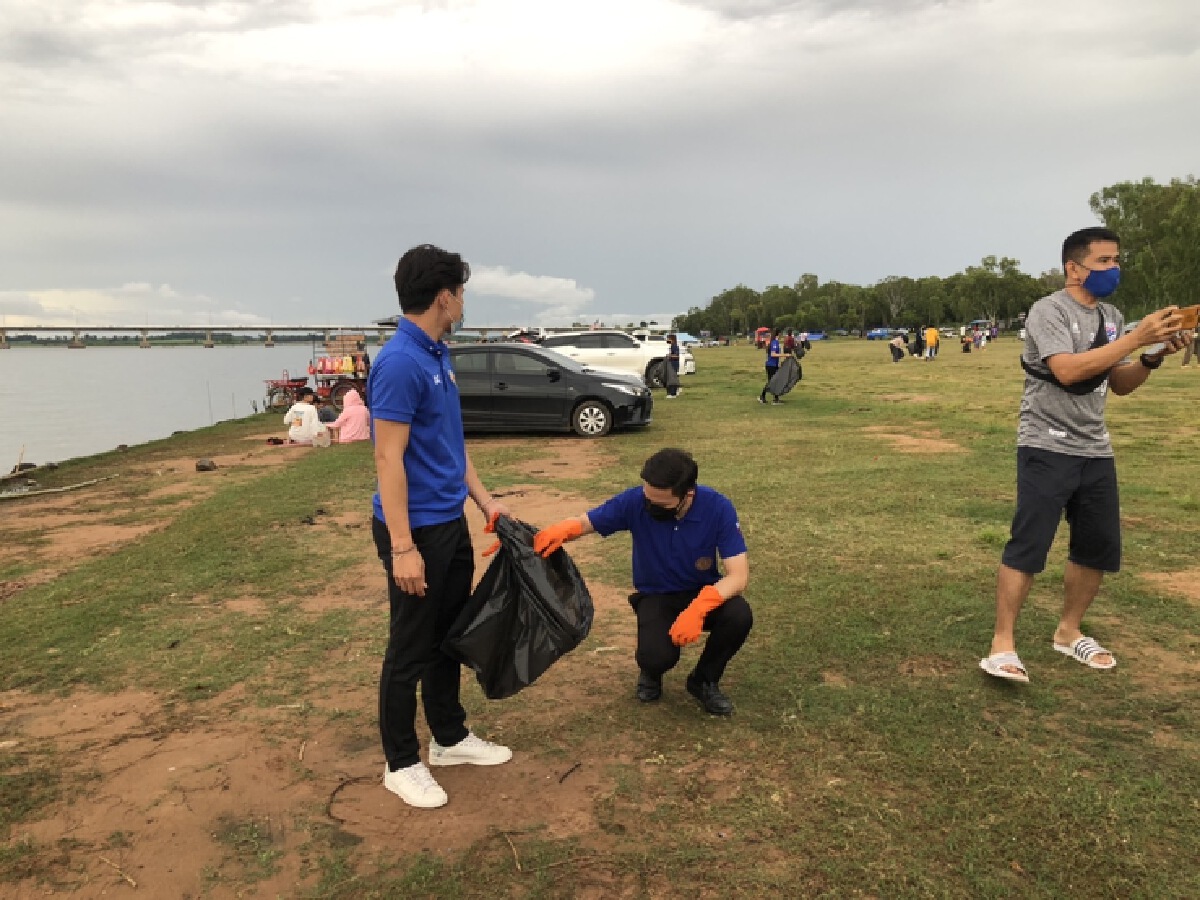 กาฬสินธุ์รวมพลังเก็บขยะเตรียมพร้อมแหล่งท่องเที่ยวรับปลดล็อก