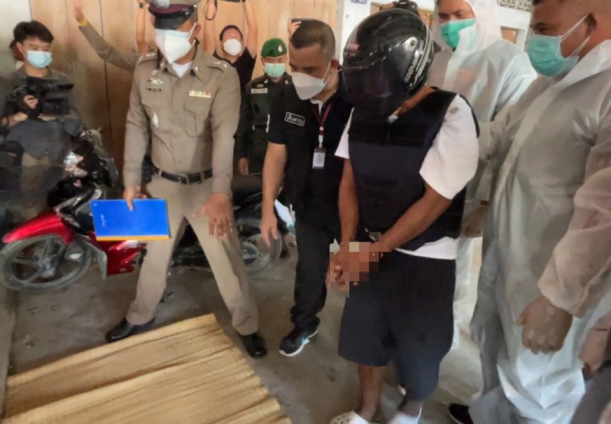 ชุลมุน! ชาวบ้านแห่รุมประชาทัณฑ์ผู้ต้องหาฆ่าปาดคอสาวรง. ต้องยกเลิกการทำแผน