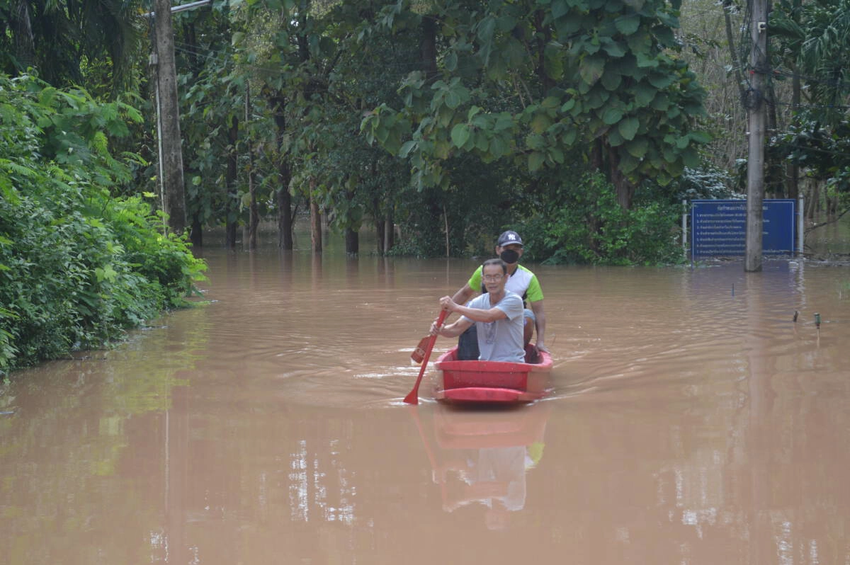 ด่านซ้าย มวลน้ำไหลท่วม 200 หลังคาเรือน