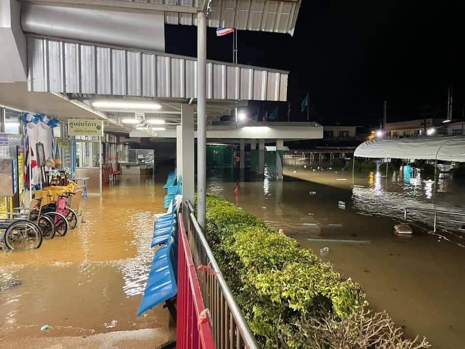 น้ำท่วมโรงพยาบาลบำเหน็จณรงค์ เร่งย้ายผู้ป่วยกลางดึก