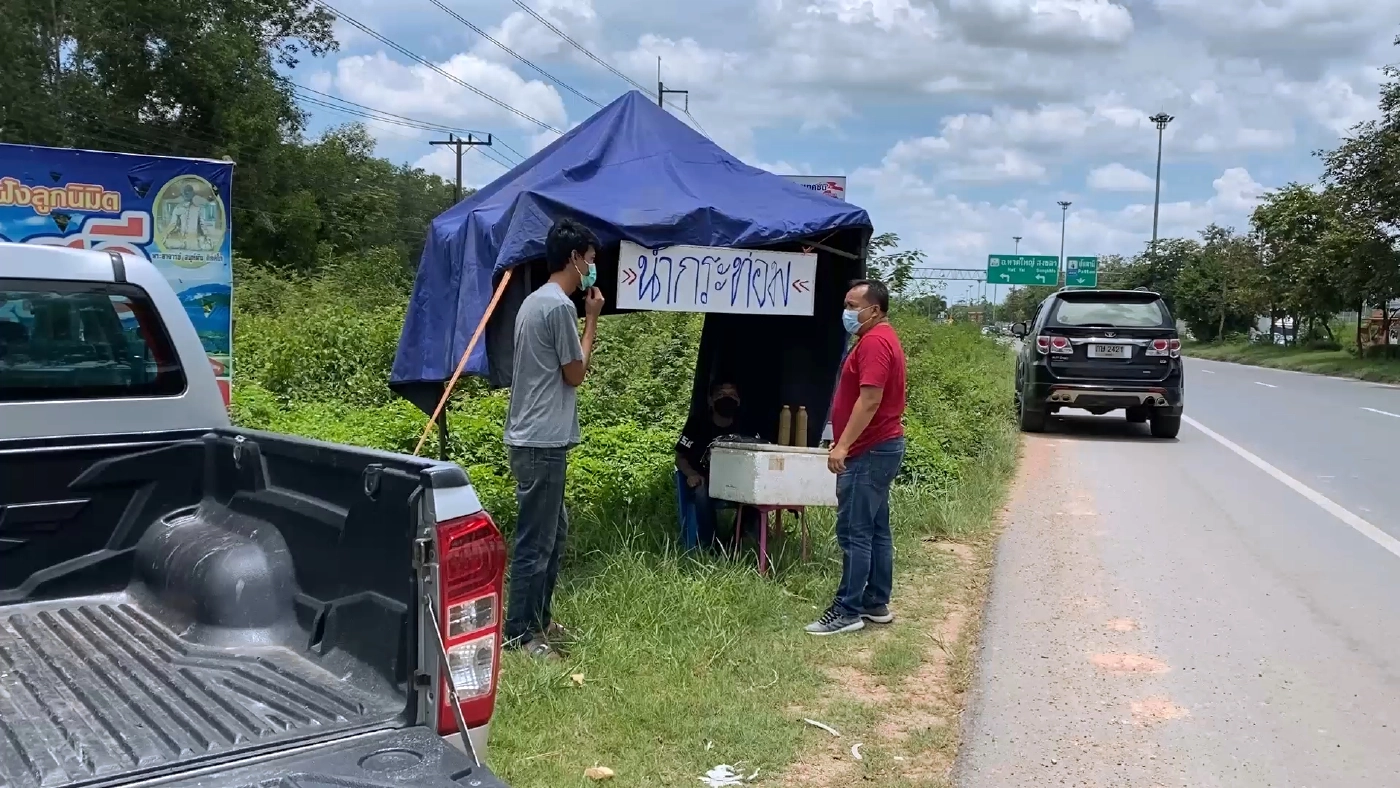 สองหนุ่มเปิดซุ้มขายน้ำกระท่อมออแกนิคริมถนน