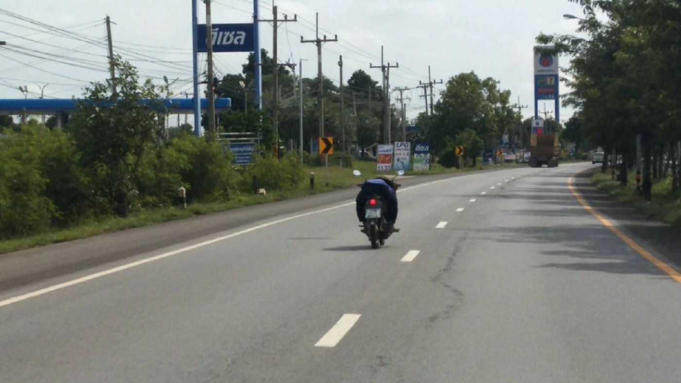 แว้นสายหมอบกลางถนน ถูกปรับ 500 ข้อหาขี่ จยย.ประมาทหวาดเสียว