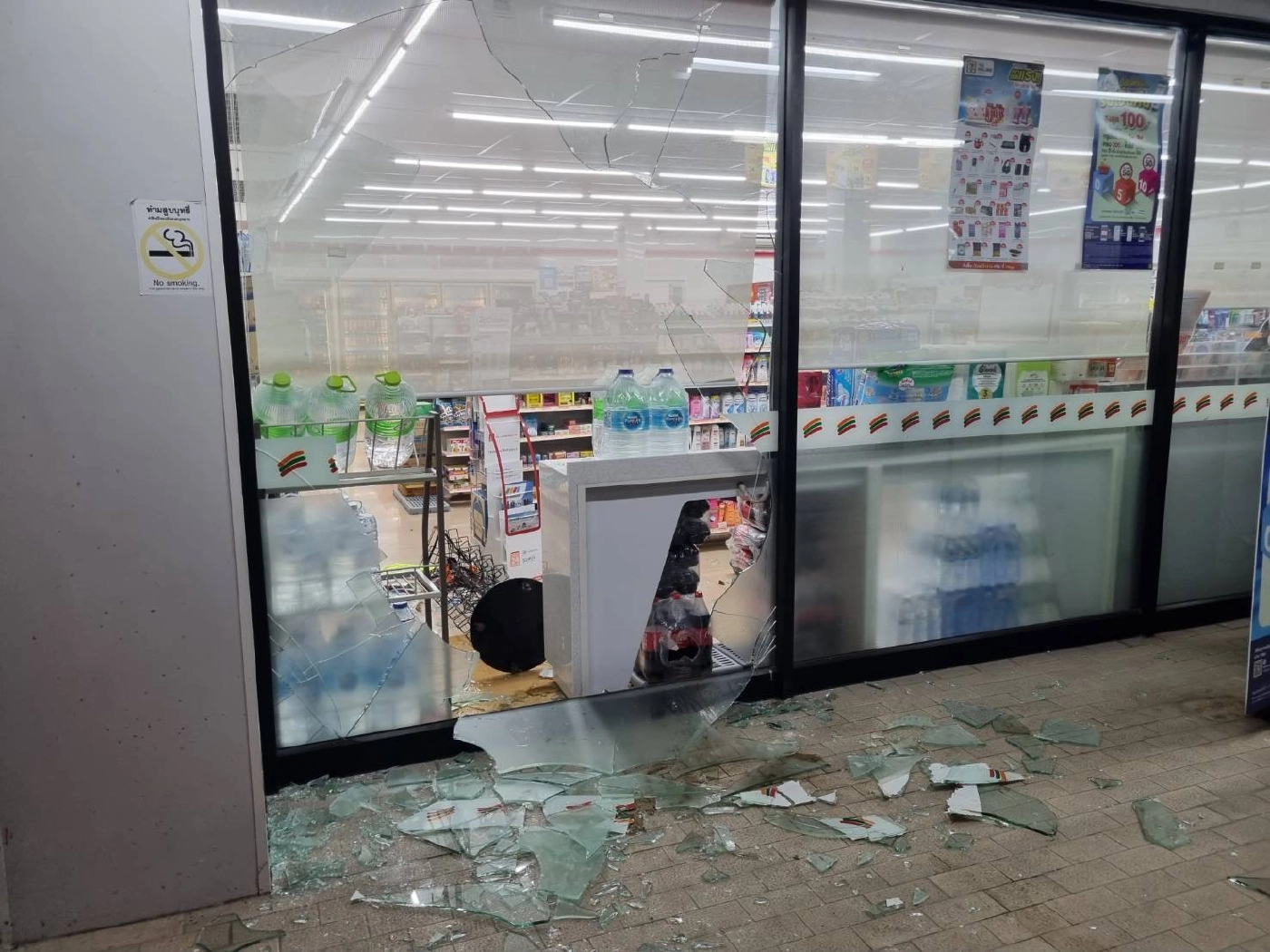 หนุ่มฝ่าเคอร์ฟิวใช้อิฐทุบกระจกร้านสะดวกซื้อเข้าไปกินน้ำ-ขนมหน้าตาเฉย