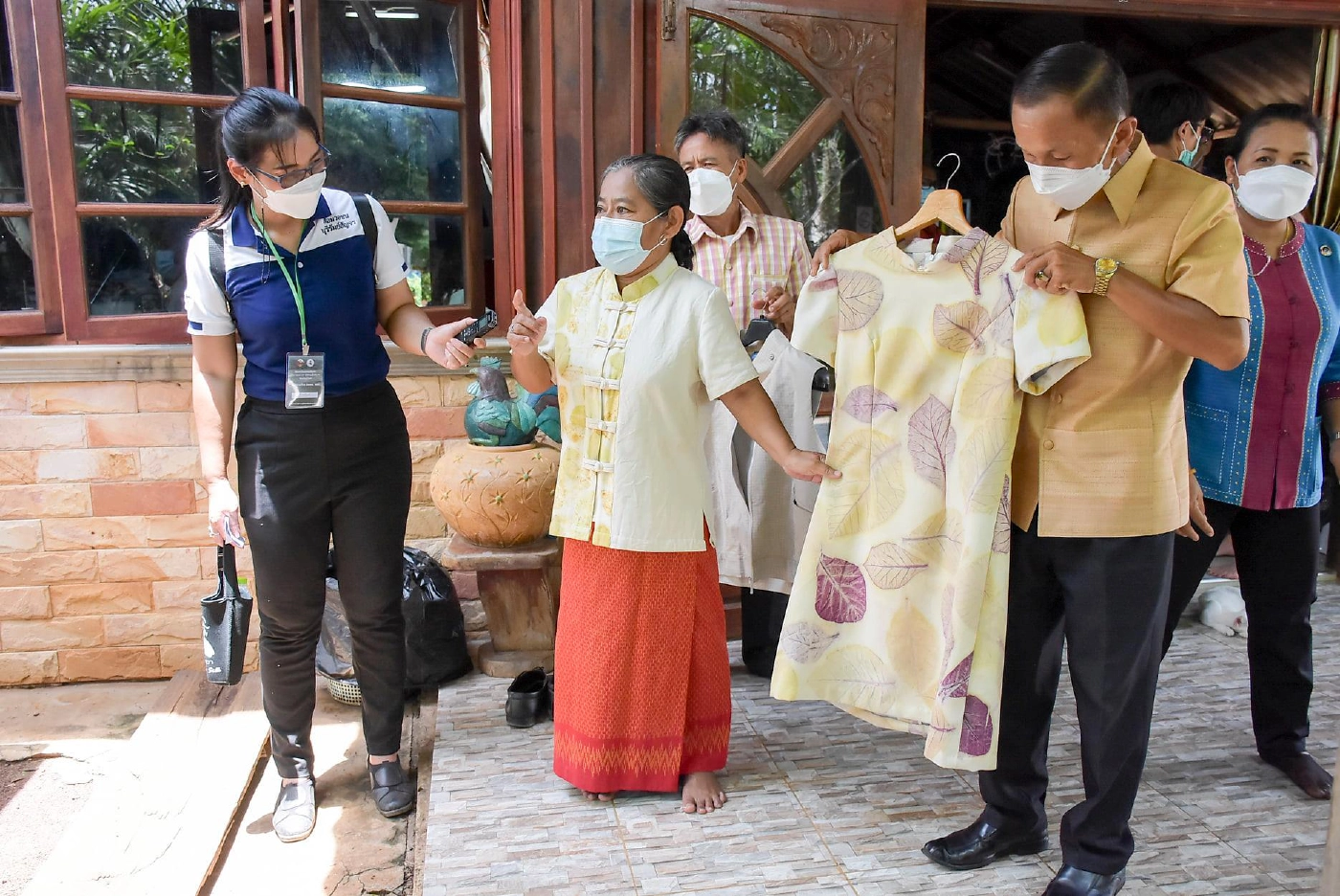 สวยเก๋นวัตกรรมผ้าโควา ย้อมสีธรรมชาติจากมูลวัวพิมพ์ลายด้วยสีใบไม้