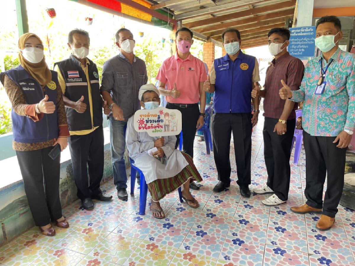 102 ปียังแจ๋ว ภาพน่ารักคุณตาปั่นจักรยานมารับวัคซีน