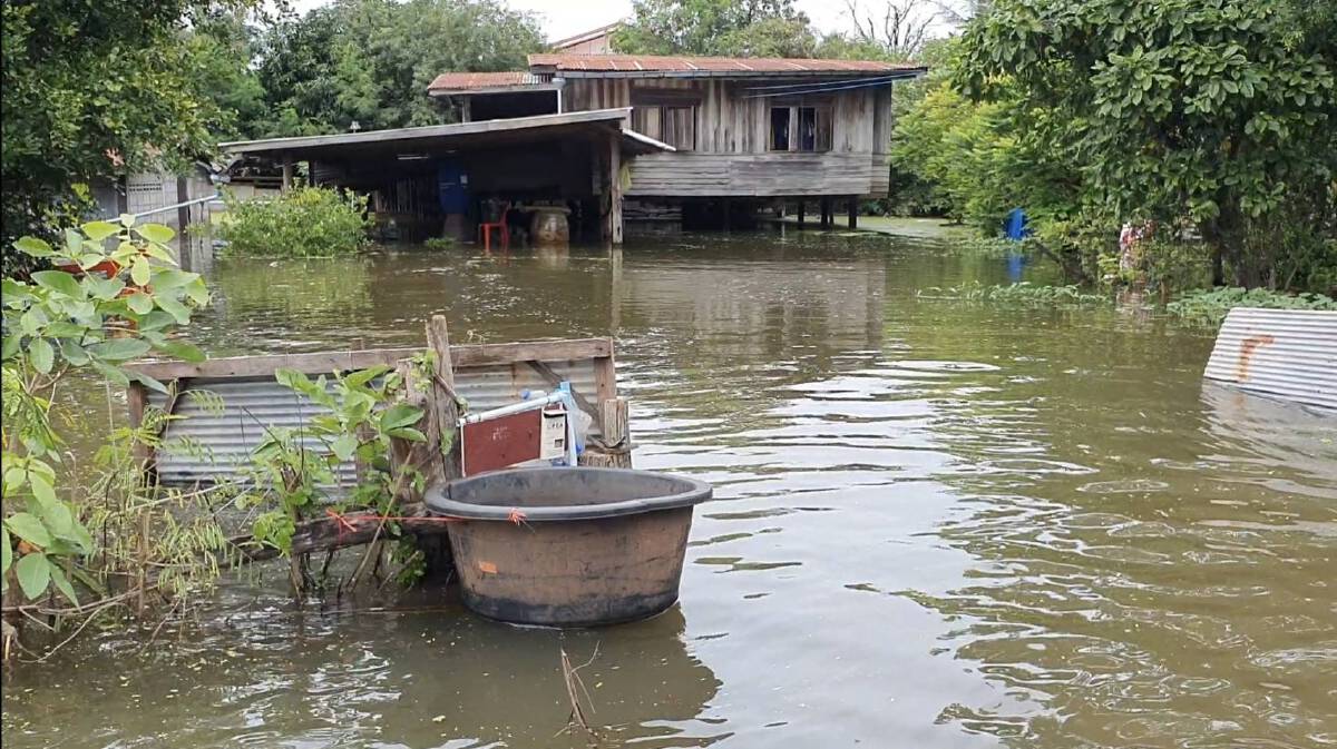 สระสาธารณะหนองงูเหลือมแตก ทำน้ำหลากท่วมบ้านเรือนกว่า 200 หลัง