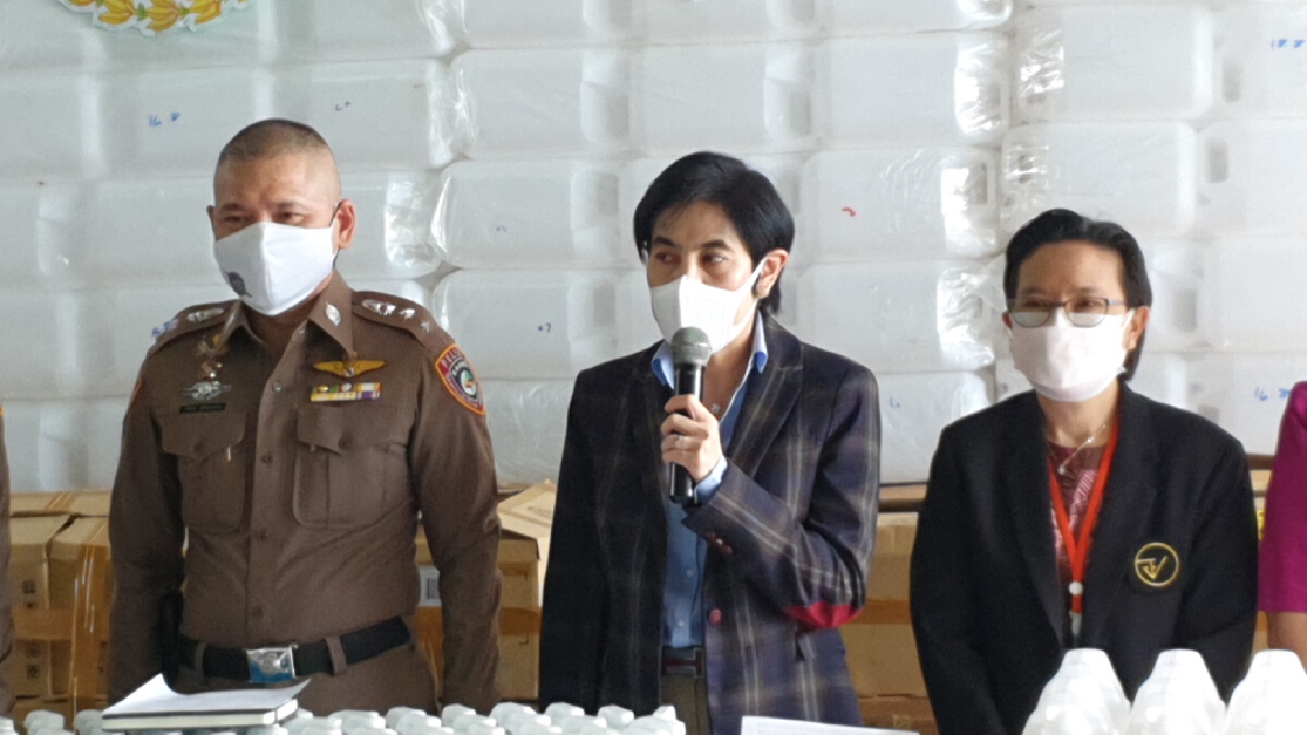ตำรวจ ปคบ.ร่วมกับ อย.บุกทลายแหล่งผลิตแอลกอฮอล์ปลอมย่านบางพลี