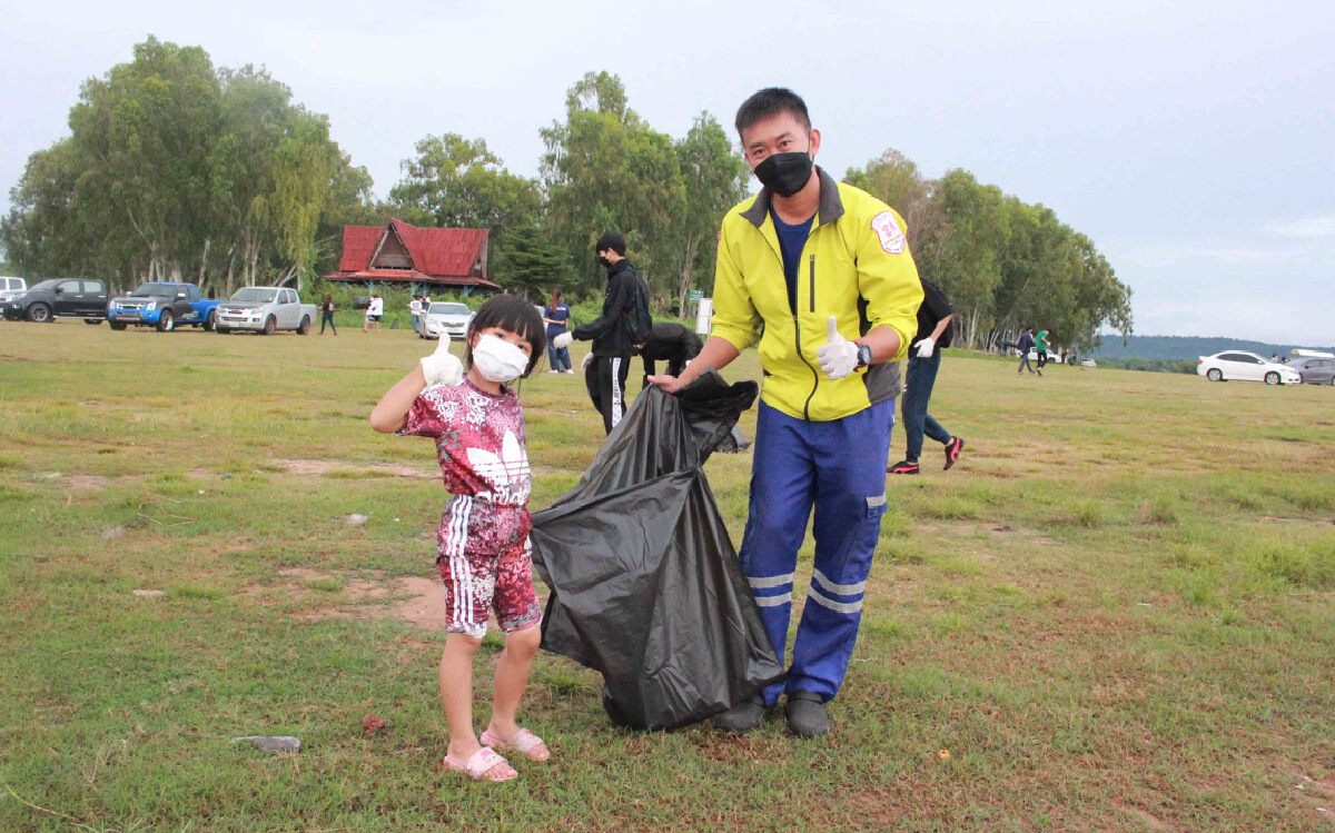 กาฬสินธุ์รวมพลังเก็บขยะเตรียมพร้อมแหล่งท่องเที่ยวรับปลดล็อก