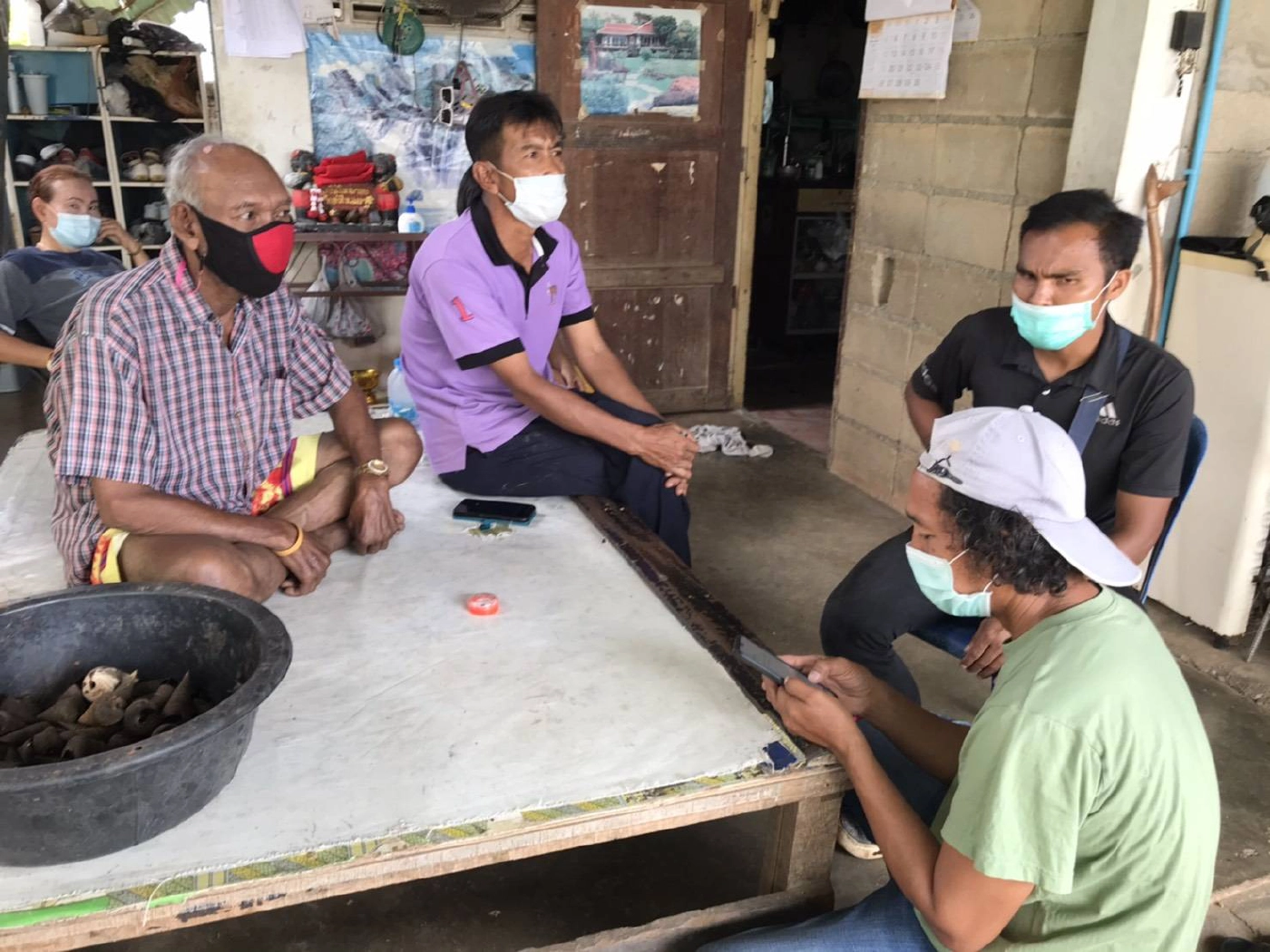 ชาวกระบี่พบ "ไข่มุกดำ" หายากในหอยสันขวานเกือบกลืนลงท้อง