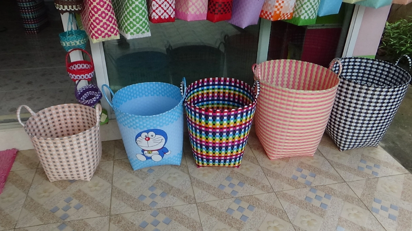 สองสามี-ภรรยาชาวตรังตกงานเซ่นพิษโควิด หันทำจักสานพลาสติกประยุกต์ขาย