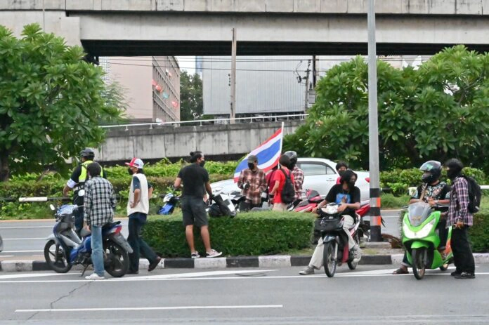 เดือด! ม็อบทะลุแก๊สแยกดินแดง ปะทะ ตร. มีปาระเบิด-ยิงพลุสนั่นต่อเนื่อง