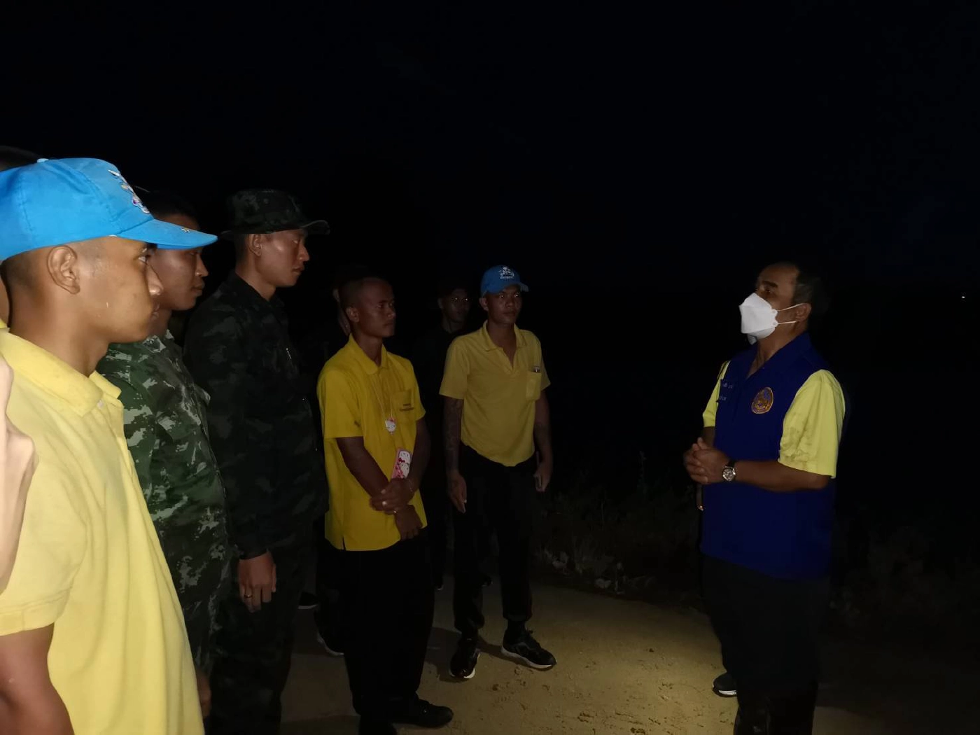 สามัคคีคือพลัง! อุดพนังดินกั้นแม่น้ำวังทองสำเร็จ