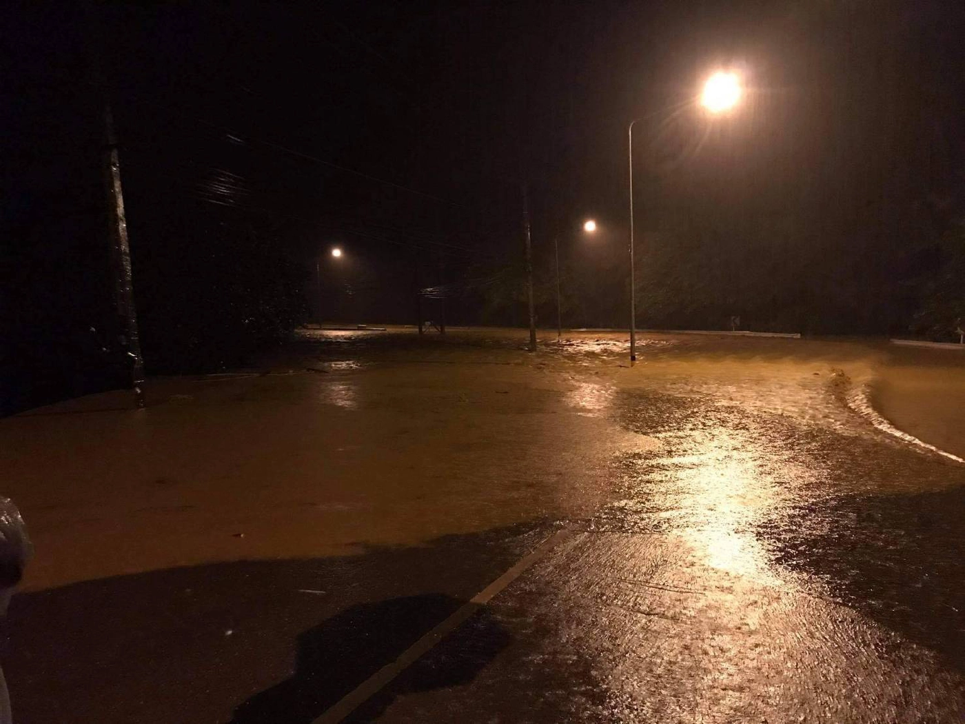 ด่วน!! ฝนถล่ม เพชรบูรณ์ แม่น้ำป่าสักเอ่อล้นท่วมบ้านเรือนประชาชน ต.ตาดกลอย