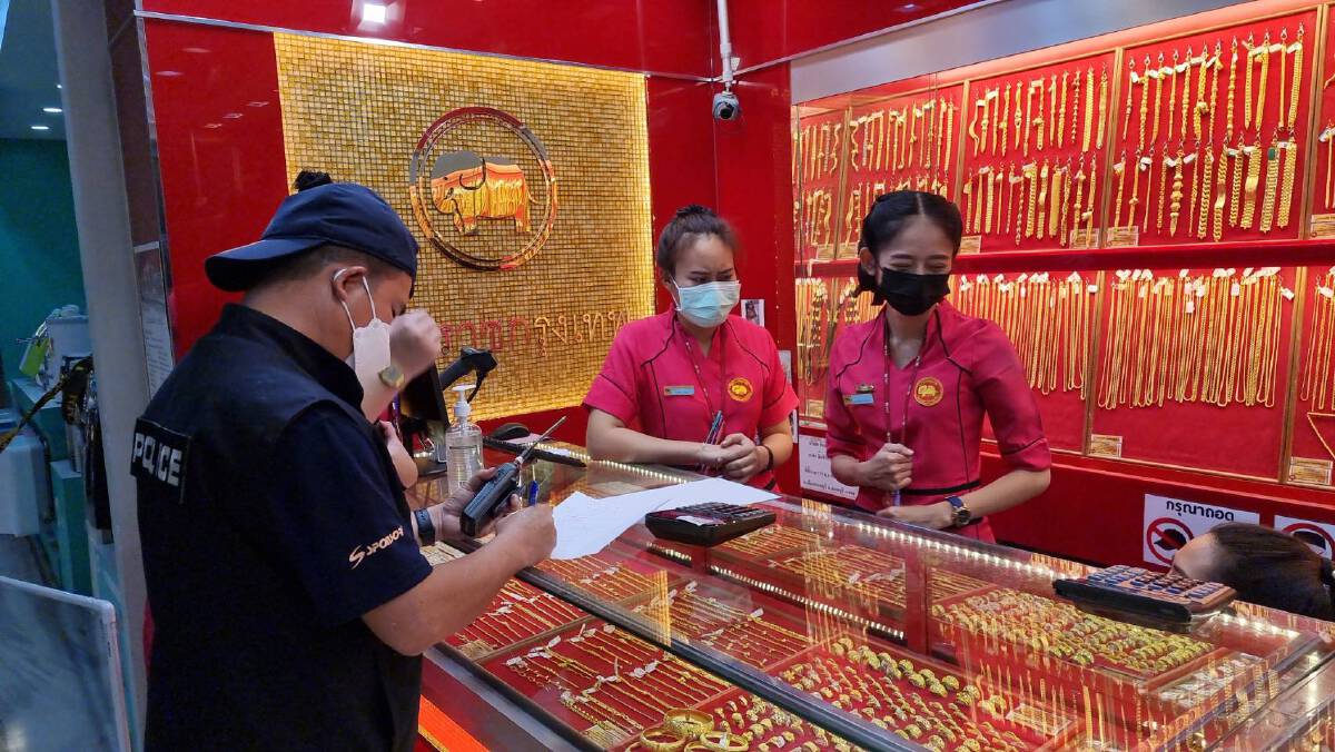 รวบทันควันสาววัย 17 ปี ใช้มีดจี้ชิงทรัพย์ร้านทองมูลค่า 4 แสน