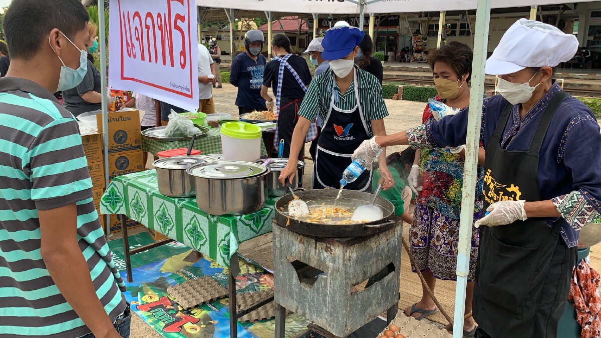 ผัดไปแจกไป ผัดไทปันสุข ช่วยชาวบ้านช่วงโควิด-19