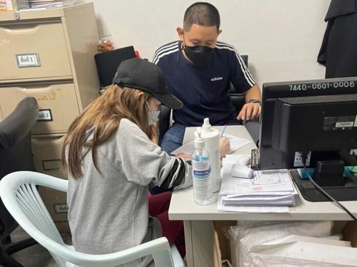 "พิยดา" โผล่มอบตัวตร.เชียงใหม่-ยกมือไหว้ขอโทษ