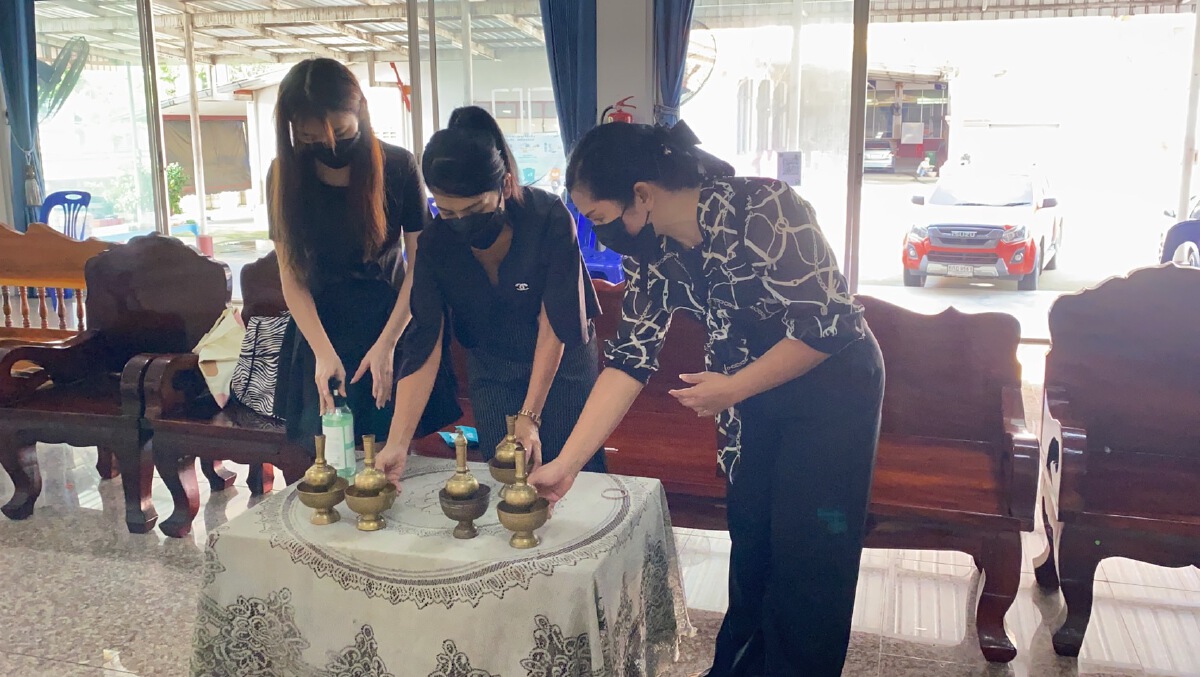 แม่สาว 19 ปีมั่นใจลูกเสียชีวิตจากการฉีดวัคซีน เลื่อนเผาศพลูกรอผลชันสูตร
