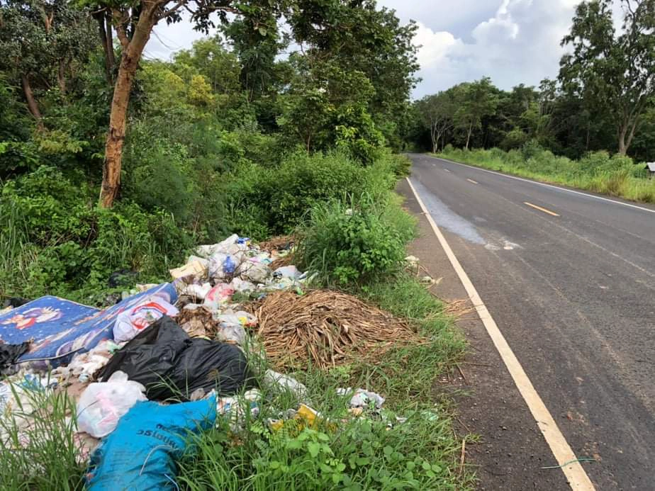 รณรงค์ธรรมดาเอาไม่อยู่ ตั้งศาล-ติดป้ายสาปแช่งคนมักง่ายลอบทิ้งขยะข้างทาง