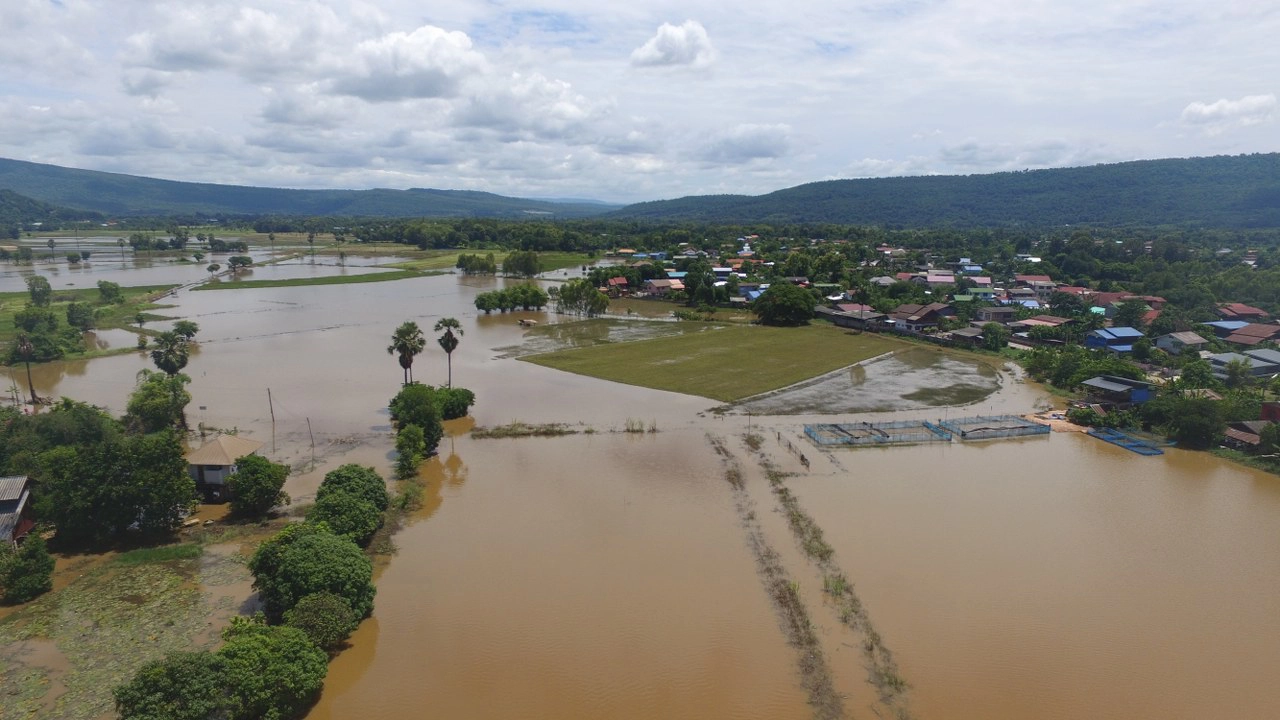 น้ำหลาก“วังทอง”เริ่มลดลง-ไหลเข้าทุ่งบึงพร้าว