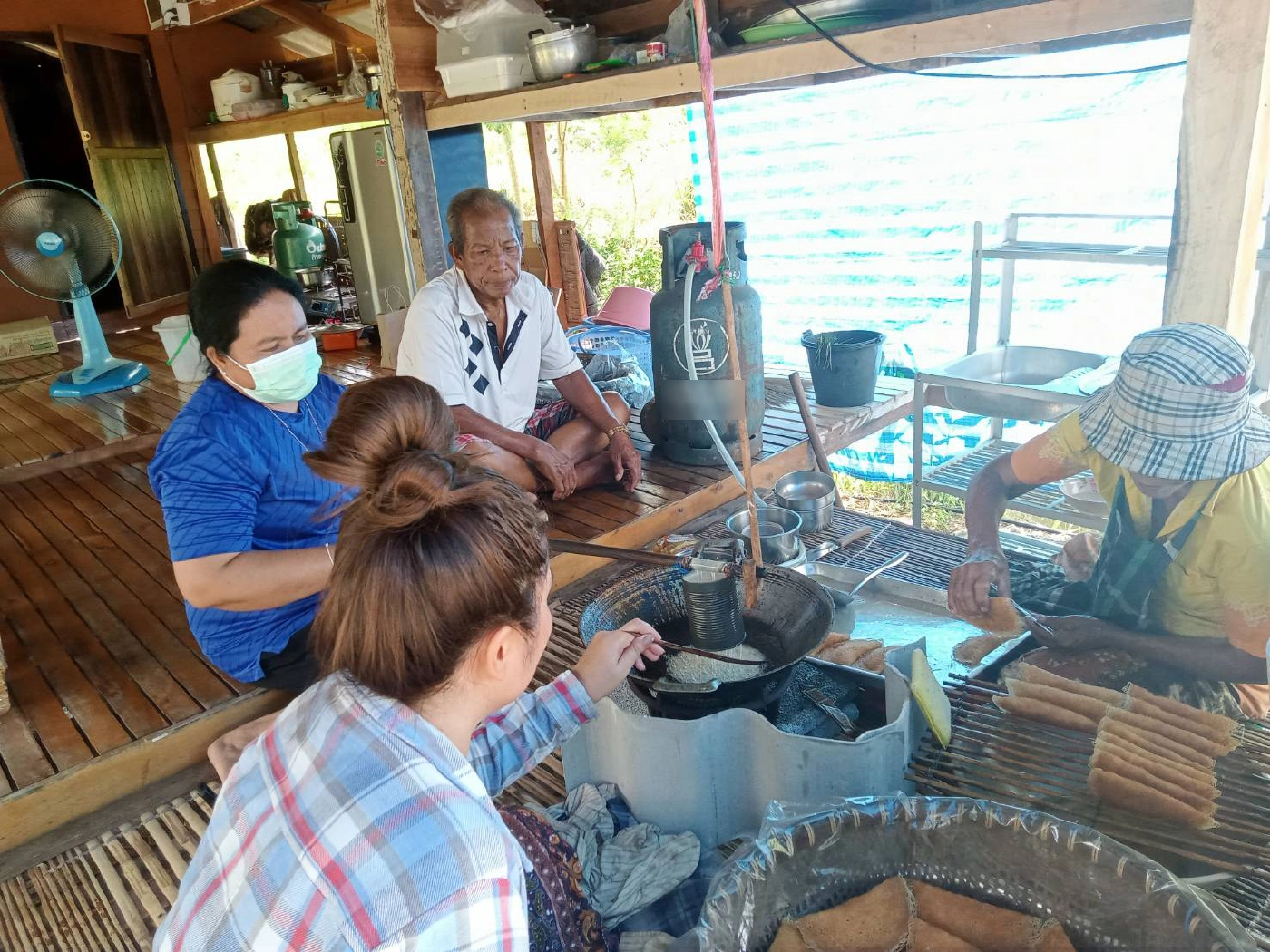 ใจสู้ 2 ตายาย ไม่หวั่นโควิค-19 เดือน 10 ยังทำขนมลาขนมพองขาย รายได้อย่างงาม