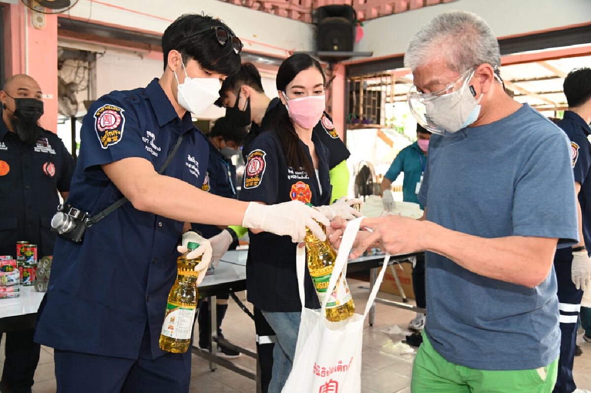 มูลนิธิป่อเต็กตึ๊งลงพื้นที่ 50 เขตกรุงเทพฯ แจกจ่ายเครื่องอุปโภคบริโภค