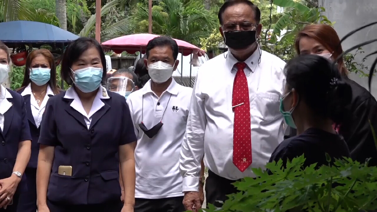 กำลังใจผู้ประสบภัย  กาชาดภูเก็ตรุดเยี่ยมครอบครัวติดโควิดทั้งบ้าน