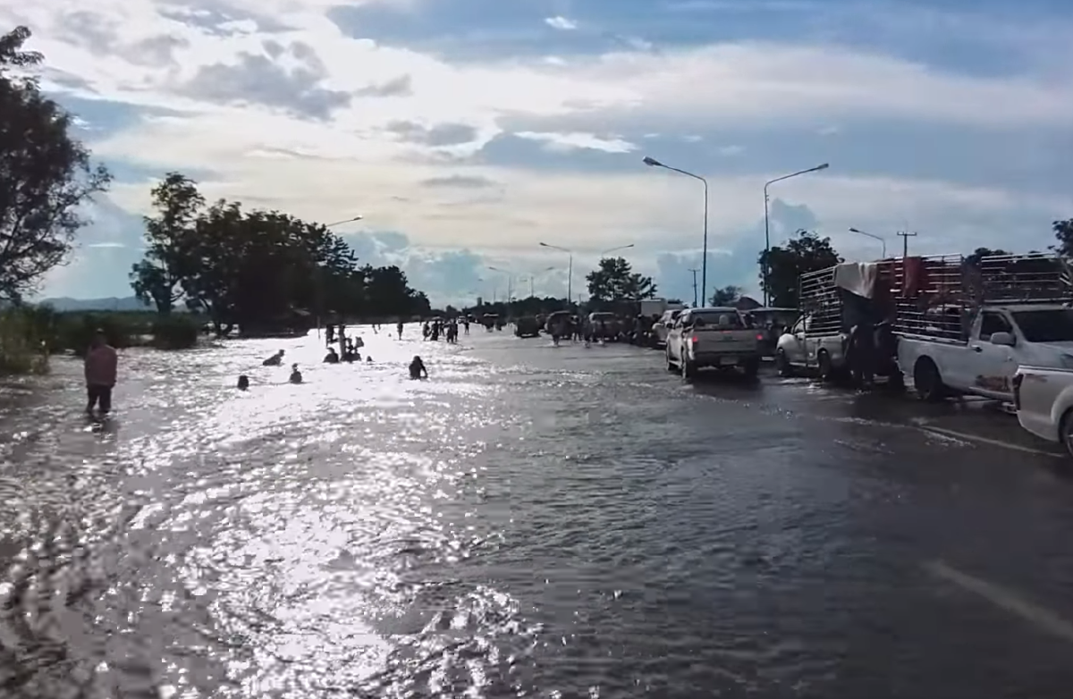 คลายเครียด! ชาวบ้านสุโขทัยแห่เล่นน้ำท่วม