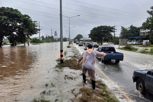 น้ำป่าท่วมทางหลวงสาย 21 จนต้องปิดการจราจรฝั่งเข้าเพชรบูรณ์