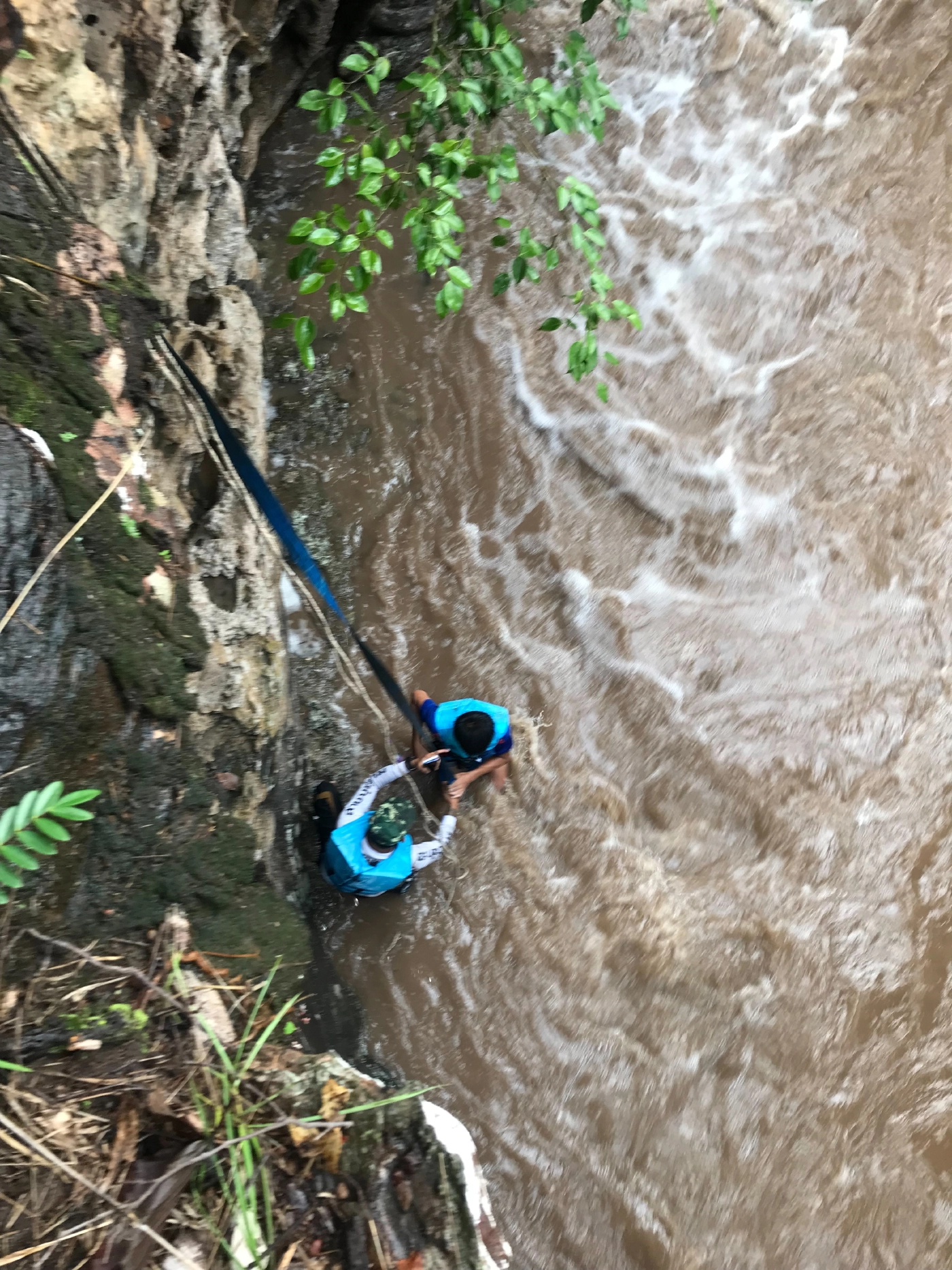 ระทึกกู้ภัยช่วย 3 ชีวิตเด็กติดน้ำป่าภูพานในน้ำตกผาลี่