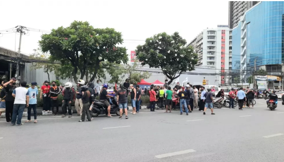 ป่วนตามนัด! ม็อบทะลุแก๊สรวมตัวแยกเหลี่ยมดินแดง ขว้างปาประทัดยักษ์-เผายาง