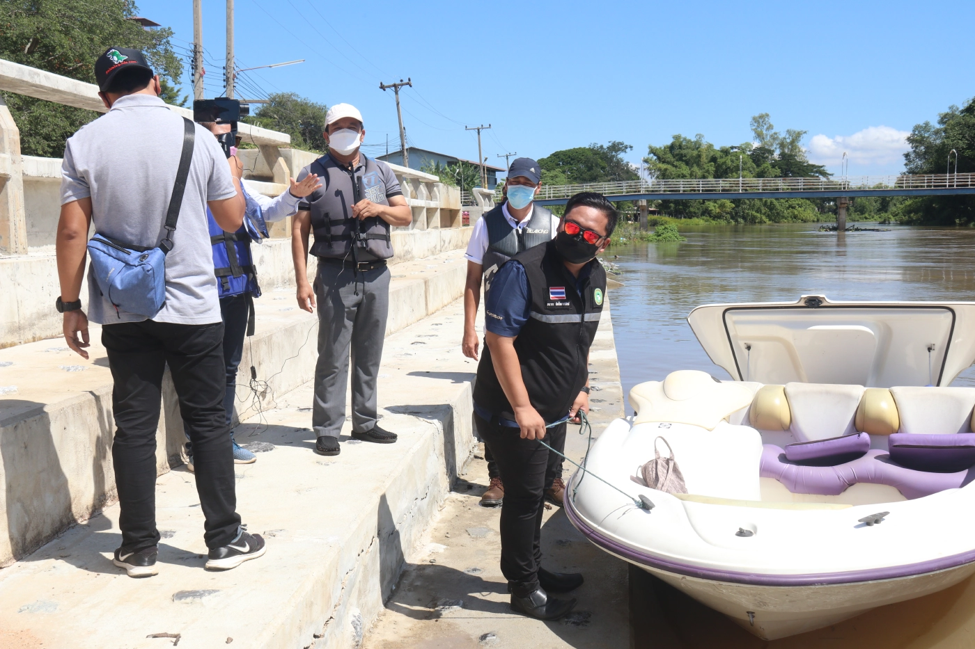 "ล่องเรือ-ร้องเพลงแหล่”-แจ้งเตือนรับมือน้ำท่วม