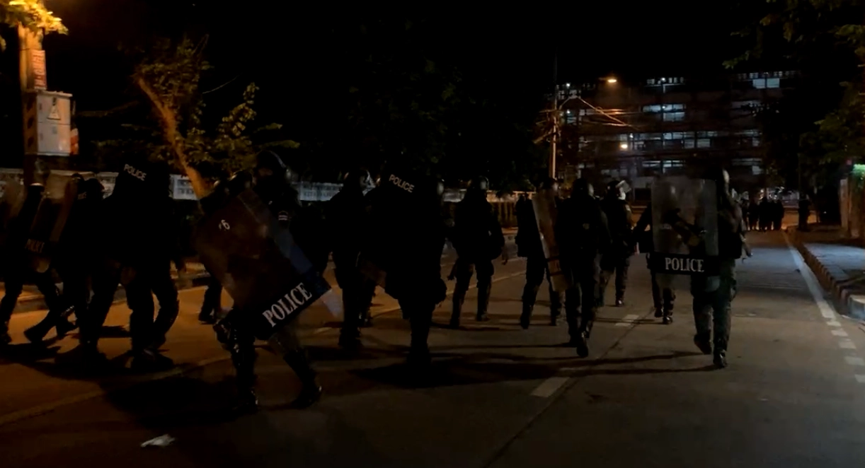 ได้เวลาปฏิบัติการ! คฝ. เข้าคุมม็อบทะลุแก๊สหน้าแฟลตดินแดง จับได้นับสิบ