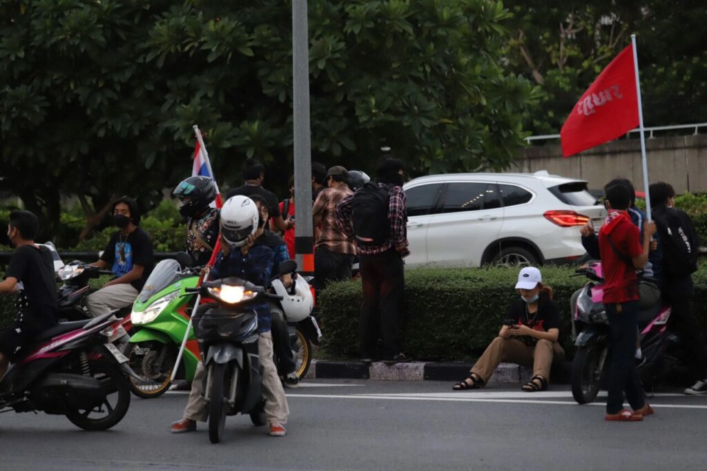 เดือด! ม็อบทะลุแก๊สแยกดินแดง ปะทะ ตร. มีปาระเบิด-ยิงพลุสนั่นต่อเนื่อง