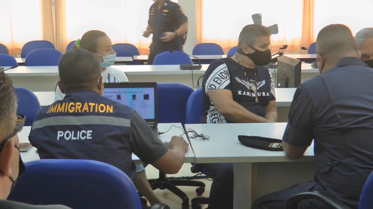 สตม.นำกำลังรวบ 3 รัสเซีย หลบหนีการประกันตัวกบดานภูเก็ต