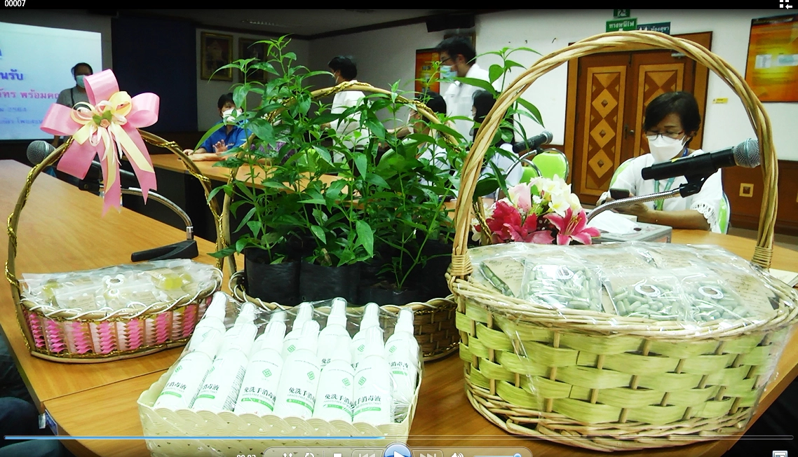 หมอพื้นบ้านมอบสมุนไพรให้โรงพยาบาลนำไปรักษาผู้ป่วยโควิดสีเขียว