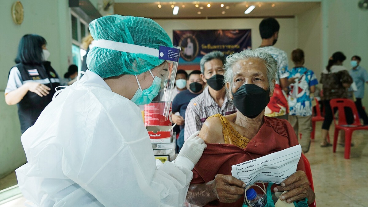 คณะพยาบาลศาสตร์ ราชวิทยาลัยจุฬาภรณ์ ฉีดวัคซีนตัวเลือก "ซิโนฟาร์ม" เข็มที่ 2