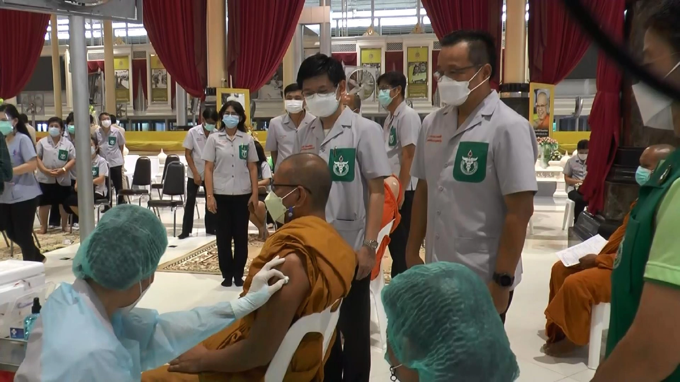 ฉีดวัคซีนให้ชาวอุทัยธานี ปลาบปลื้มในพระมหากรุณาธิคุณเป็นล้นพ้น