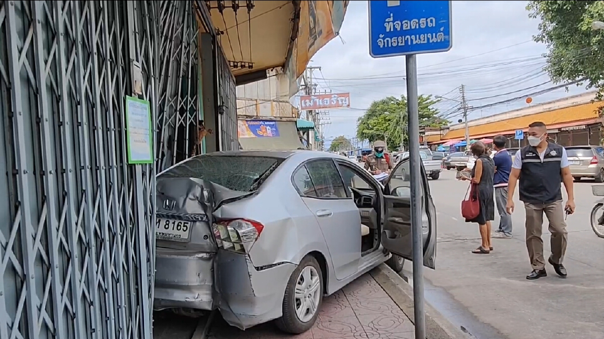 อุทาหรณ์! คุณป้าเหยียบเกียร์ผิด-ถอยยาวพุ่งชนร้านค้าพังยับ