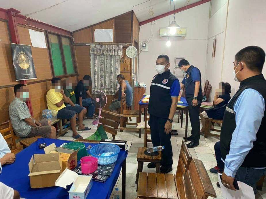 บุกรวบ 12 นักพนันตั้งวงเล่นไพ่ในสโมสรรถไฟชุมพร