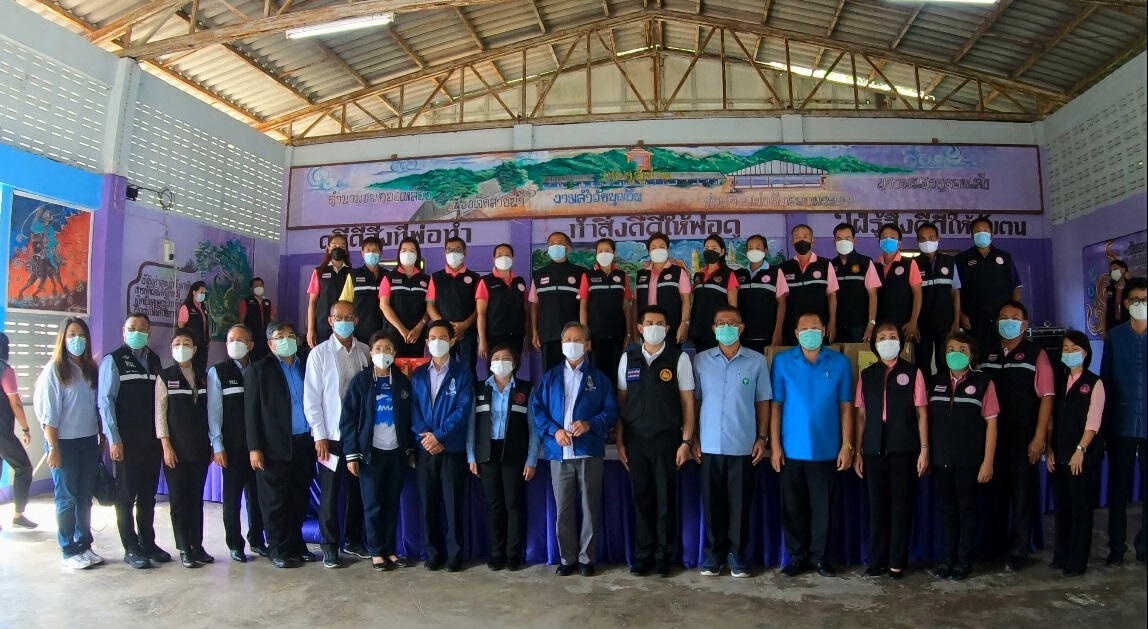 “ชวน หลีกภัย”เดินสายแจกหน้ากาก-นมผงที่น่าน