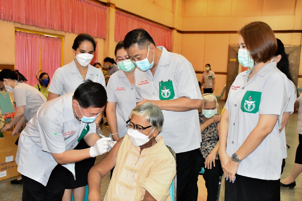 ฉีดวัคซีนพระราชทานซิโนฟาร์มแก่ประชาชนกลุ่มเปราะบาง