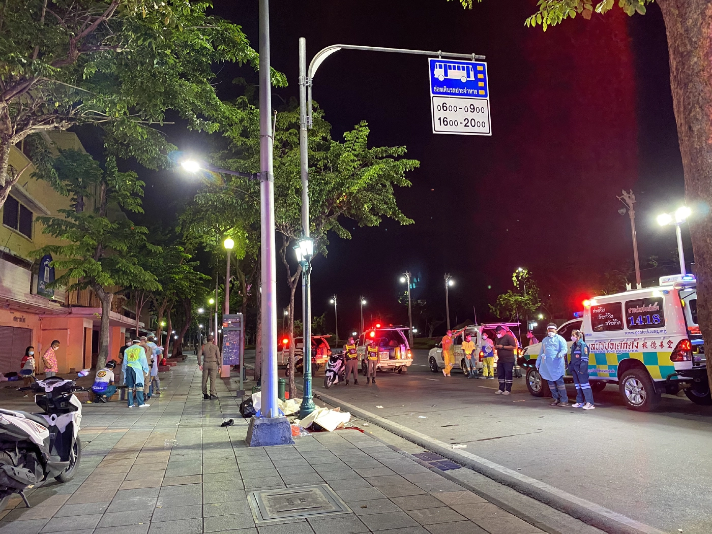 2 หนุ่มซิ่งจักรยานยนต์ เสียหลักพุ่งชนเสาไฟฟ้าดับคู่