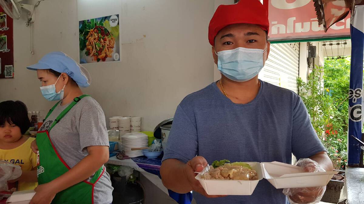 แห่ชื่นชมฮีโร่หนุ่มพ่อค้าข้าวมันไก่ช่วยดับไฟไหม้ร้านเครื่องซักผ้า