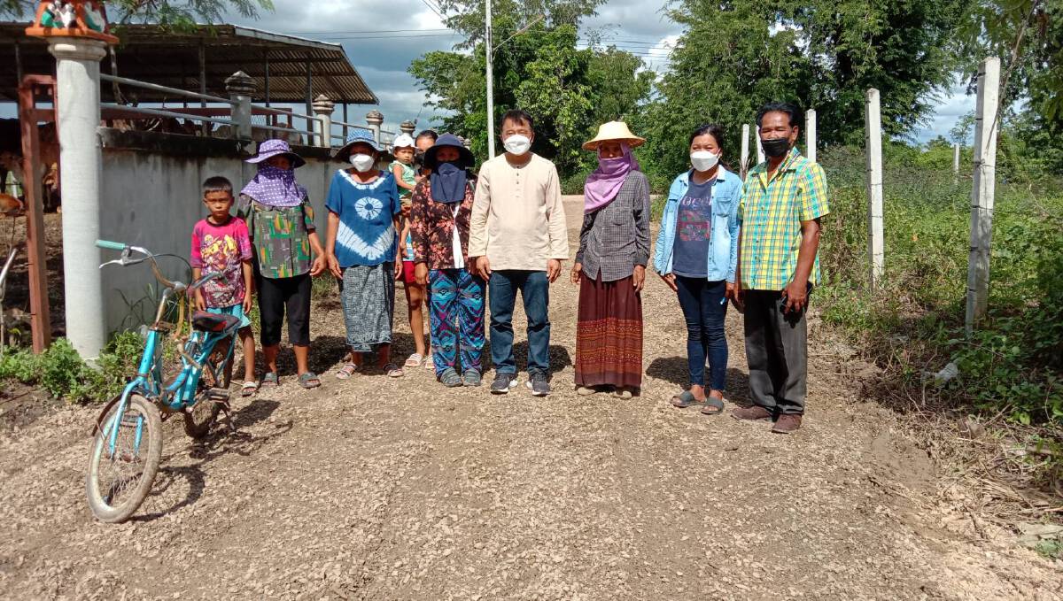 คุณยายเฮหลังดำนาบนถนนประชด อบต. ล่าสุดได้ถนนใหม่แล้ว