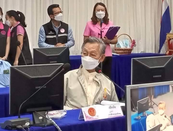 “ชวน หลีกภัย” เดินสายมอบหน้ากากอนามัย-นมผงให้กลุ่มเปราะบาง
